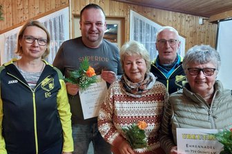 Warum der TSV Oelsnitz seinen 75. Geburtstag nicht feiern wollte - Rita Eckstein (rechts) und Jörg Ungethüm (Zweiter von links) wurden mit der Goldenen Ehrennadel des TSV geehrt. Das Führungstrio des Vereins mit Birgit Lehniger, Sibylle Geigenmüller und Ulrich Reinel (von links) wurde im Amt bestätigt.