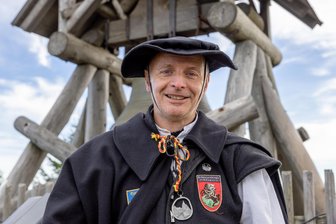 Warum der Türmer der Stadt Schwarzenberg sich so sehr über die neue Amtskette freut - Schwarzenbergs Türmer Gerd Schlesinger hatte eine Amtskette schon 1999 angeregt.