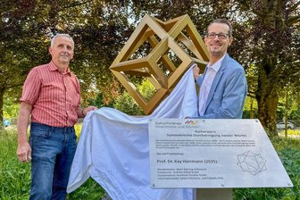Warum der unmögliche Auerbacher Doppelwürfel doch möglich ist: Escher-Stern wird enthüllt - Kay Herrmann (rechts) und Dietrich Roßbach haben den Escher-Stern enthüllt.