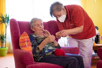 Warum der Verband der Pfleger jetzt Impfpflicht für alle fordert - Vor der Pandemie musste man sich in der Pflege über Sicherheitsabstände keine Gedanken machen. Auch jetzt sind diese oft nicht einzuhalten. Um verletzliche Personen zu schützen, greift bald die Impfpflicht. 