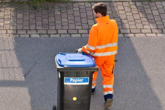 Warum der Vogtlandkreis Etiketten für Papiertonnen einführt - Papiertonnen im Vogtlandkreis sollen künftig mit einem sogenannten Identsystem ausgestattet werden.
