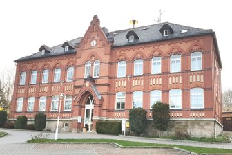 Warum der Vogtlandkreis Motorsirenen übernimmt - Die Sirene auf dem Neustädter Bürgerhaus stammt noch aus DDR-Zeit.