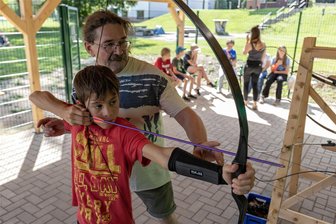 Warum der Waldpark Grünheide mehr auf eigene Freizeitangebote setzt - Den Bogen spannen und ein Ziel fokussieren: Das lernt der elfjährige Hugo aus Leipzig von Ekkehard Glaß. Der im Göltzschtal bestens als Musiker und Theatermann bekannte Künstler leitet im Waldpark auch Workshops: Bogenschießen und Smoothies mixen. Denn Glaß gilt auch als guter Hobbykoch und Gourmet.