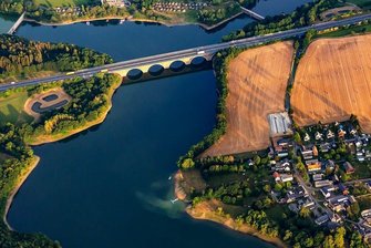 Warum der Wasserspiegel der Talsperre Pöhl seit Wochen so stark sinkt - Am Uferrand der Talsperre Pöhl kann man es erkennen: Dort, wo sonst eigentlich das Wasser steht, bleibt ein brauner Streifen. Das Foto zeigt die Pöhl im Bereich der Autobahn-Brücke.
