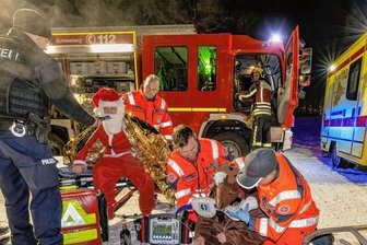 Warum der Weihnachtsmann betrunken verunglückte - Mit dieser gestellten Szene von der Versorgung des verunglückten Weihnachtsmanns hat sich die Bad Schlemaer Johanniter-Unfallhilfe am internen Fotowettbewerb der Johanniter beteiligt. 