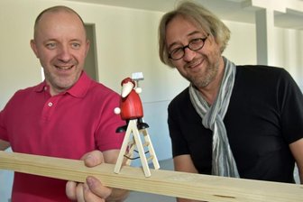 Warum der Weihnachtsmann umzieht - Auch die Weihnachtsmänner sind schon fleißig: Die Kunsthandwerker-Manufaktur Björn Köhler Eppendorf will in die ehemaligen Ratiomat-Gebäude an der Eppendorfer Straße umziehen. Kunsthandwerker Björn Köhler (r.) und Bauleiter Rico Heinrich freuen sich über die kleinen Helfer, die als Sonderanfertigung noch nicht im Handel erhältlich sind.