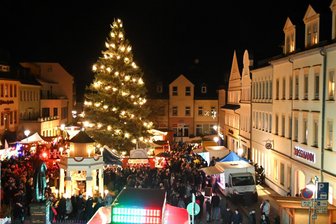 Warum der Weihnachtsmarkt in Hainichen in diesem Jahr größer wird - Der Weihnachtsmarkt in Hainichen wird erweitert. Mehrere Buden beleben nun auch den Gellertplatz.