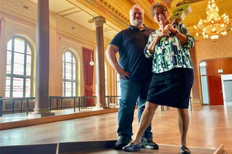 „Warum der X-Faktor, Frau Meyer?“ – Projekt im Erzgebirge geht in die zweite Runde - Einer der Kreativköpfe des Projekts „Arzgebirgische Volxkunst“, Musiker Falk Schirrmeister (45), wird auch wieder als Moderator fungieren - und Künstlerin Heidemarie Meyer (68) mit ihrer Ukulele im Bürgergarten Stollberg auftreten.