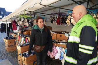 Warum der Zschopauer Wochenmarkt wieder auf den Neumarkt zurückkehrt - Textilhändlerin Susanne Molz im Gespräch mit Marco Gustke, dem Leiter des Zschopauer Wochenmarktes.