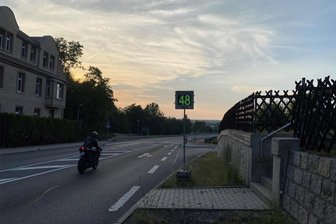 Warum der zweite Blitzer am Ortseingang Flöha ein Wunsch bleiben wird - Seit Ende März steht der Tempo-Smiley an der Augustusburger Straße am Ortseingang Flöha. Auch wenn die mobile Anlage kein Ersatz für den von Anwohnern geforderten Blitzer ist, so sorgt die blinkende Tempo-Anzeige doch für einen Bremsreflex.