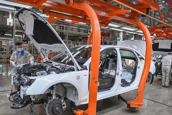 Warum deutsche Autobauer Probleme in China bekommen - Ein Arbeiter baut ein Fahrzeug am Band von FAW-Volkswagen im chinesischen Werk zusammen.