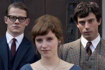 Max von der Groeben (links), Katharina Stark und Aaron Altaras bei den Dreharbeiten zu «Deutsches Haus» in Polen. 