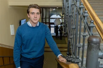 Warum Deutschlands bester Geo-Schüler aus dem Auerbacher Goethe-Gymnasium nur mit Englisch weiterkommt - Bundessieger Philipp Liebold in den Hallen des Auerbacher Goethe-Gymnasiums, für das er beim internationalen Geografie-Wettbewerb antrat - und gewann.