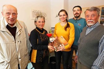Warum die 50. Ausgabe des "Heimatboten" die letzte ist - Neukirchens Bürgermeisterin Ines Liebald (M.) bekam von den Machern des "Heimatboten - Rainer Burkhardt, Antje Steuernagel, Frank Ludwig und Gert Werler (v. l.) - einen Sammelband mit allen Ausgaben des Heimatblattes überreicht. 