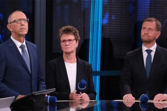 Warum die AfD dem BSW in Sachsen einen „offenen Brief“ zum Corona-Untersuchungsausschuss schreibt - Im Wahlkampf als Spitzenkandidaten auf einer Bühne: Jörg Urban (AfD, l.), Sabine Zimmermann (BSW) und Michael Kretschmer (CDU).