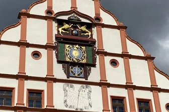 Warum die alte Plauener Rathausuhr plötzlich „unbemannt“ ist - Seit Mittwoch fehlen die beiden Figuren links- und rechtsseitig der Kunstuhr am Alten Rathaus in Plauen.