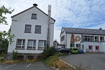 Warum die alte Schule in Reuth abgerissen wird - Die alte Schule in Reuth links, aus dem neueren Schulteil wurden die Feuerwehr-Unterkunft und der Kindergarten mit Anbau.