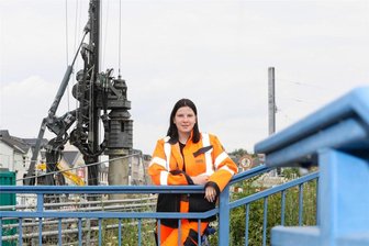 Warum die Arbeit im Straßenbau für eine junge Vogtländerin der Traumberuf ist - Weiblich, jung, Straßenbauerin: Für die junge Weischlitzerin Tina Stehlik eine bewusste Entscheidung.