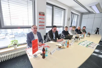 Warum die Arbeitslosigkeit in Chemnitz am höchsten in Sachsen ist und wie es weitergeht - Die Pressekonferenz zum Chemnitzer Arbeitsmarkt fand bei der Firma Scholpp statt. Geschäftsführer Steffen Kühn (vorn) erzählte von seinen Erfahrungen bei der Integration von Ukrainern.