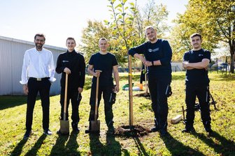 Warum die Azubis bei Orba-Lift in Reichenbach Obstbäume pflanzen - Geschäftsführer Ulrich Brumm und die Azubis Johnny Geipel, Hermann Kemnitz, Dominic Frühauf und Till Herold (von links) bei der Baumpflanzaktion von Orba-Lift.