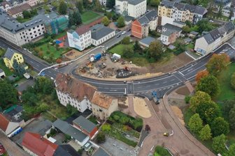 Warum die B 175 im Werdauer Zentrum später freigegeben wird - Während die B 175 im Bereich des Gedächtnisplatzes und des sich anschließenden Abschnittes der Straße Zum Sternplatz fertig sind, fehlt auf der Zwickauer Straße noch die Asphaltdecke. 