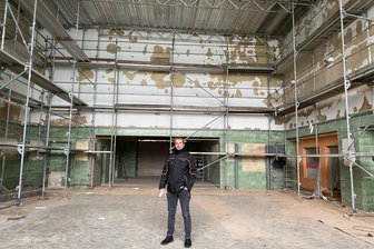Warum die Baufirma Hesse in Flöha an der Bahnhofshalle putzt und mauert - Felix Hesse, Geschäftsführer der gleichnamigen Baufirma aus Flöha, in der Eingangshalle des Bahnhofs, wo das Unternehmen die Baumeisterarbeiten ausgeführt hat.