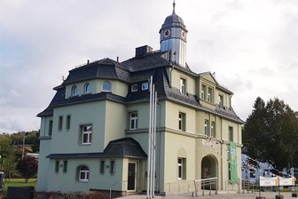 Warum die Bergener so stolz auf ihr Rathaus sind - Der Bergener Ratssitz zeigt sich in Feierlaune. 1924 wurde das frisch gebaute Gebäude an die Gemeinde übergeben.