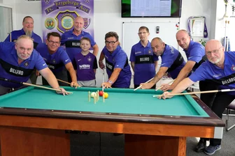 Warum die Billardkegler der Veilchen freiwillig abgestiegen sind - Zur Abteilung Billard des FC Erzgebirge Aue gehören Jens Schwarz, Jörg Reinhold, Jähnel, Olaf Radoi-Voigt, Jörg Bamler, Vincent Popella, Peter Kirst, Karsten Kirst, Roland Karg, Jan Schuster und Ralf Martin (von links).