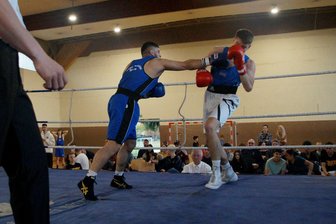 Warum die Boxer des KSSV Zwickau doppelt gestärkt aus ihrem Jubiläumsturnier hervorgehen - Der Zwickauer Enayatollah Walizada (links) ließ Dustin Jung vom SV 1919 Grimma zu keiner Zeit zur Entfaltung kommen und siegte klar mit 3:0 Punkten.