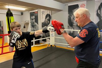 Warum die Boxer des KSSV Zwickau spontan 30 Olaf-Schubert-Doubles suchen - Normalerweile fliegen im Zwickauer Boxgym die Fäuste. Vereinschef und Trainer Frank Hillmer (rechts) hofft an diesem Dienstag auf einen anderen Volltreffer.