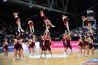 Warum die Cheerleader der Niners Chemnitz den Verein verlassen - Die Clovers bei einem ihrer Auftritte während eines Spiels der Niners Chemnitz. Bislang gehörten sie zum Verein, doch das ändert sich nun.