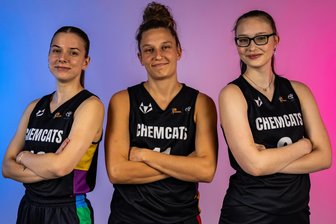 Warum die Chemnitzer Basketballerinnen der Chemcats aktuell so stark sind: Die große Schwester und ihre Kätzchen - Lucile Peroche (Mitte) gehört seit Jahren zu den Leistungsträgerinnen bei den Chemcats. In dieser Saison kämpft sie mit ihrem Team um Platz eins in der Hauptrunde in der 2. Bundesliga. Dass es so gut läuft, liegt an jungen Talenten wie Leni Knorr (links) und Charlotte Wahren (rechts).