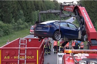 Warum die Chemnitzer Feuerwehr keine Hochvoltcontainer anschafft - Als im Sommer 2020 ein Tesla auf einer Straße nach Aue schwer verunglückte, kam ein Hochvoltcontainer zum Einsatz. Die Chemnitzer Feuerwehr will keine derartigen Behälter anschaffen.