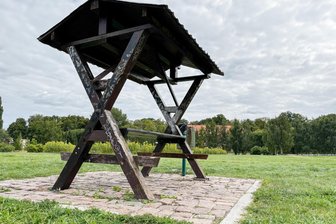 Warum die Chemnitzer Polizei eine Wiese hinter der Blindenschule zum gefährlichen Ort erklärte - Auf der Steinwiese gibt es einige Sitzgelegenheiten, eine Feuerstelle und einen Unterstand.