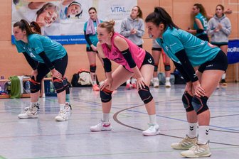 Warum die Chemnitzer Volleyballerinnen weiterhin in Lauerstellung sind - Gute Mischung: Anna-Maria Nitsche (links) und Kapitänin Anna Zywietz (rechts) gehören zu den erfahrenen Spielerinnen des CVV, Svea Koch (Mitte) ist eines der Talente aus dem eigenen Verein.