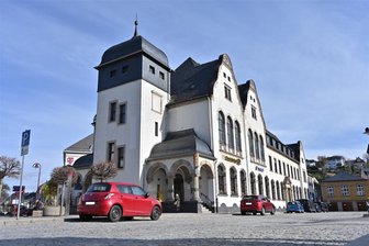 Warum die Deutsche Post in Aue nicht mehr am Postplatz ist - Blick auf die Filiale von Postbank und Deutscher Post am Postplatz in Aue.