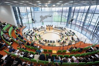 Warum die Diätenerhöhung in Sachsen im April ausfällt - Diese Hiobsbotschaft werden Sachsens 119 Landtagsabgeordnete verkraften müssen: Die Diätenerhöhung verschiebt sich.