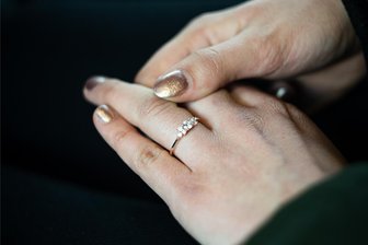 Warum die Ehe veraltet ist – und ich trotzdem heirate - Er funkelt und wischt dennoch nicht alle Bedenken weg: Johannas Verlobungsring.