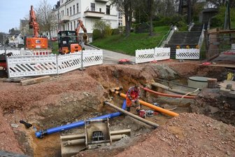 Warum die Erfenschlager Straße in Chemnitz eine Dauerbaustelle ist - Im Erdreich vorgefundene Leitungen hatten Umplanungen bei den Arbeiten an der Erfenschlager Straße/HöheDr.-Karl-Wolff-Straße nötig gemacht. Die Baustelle soll nun nächste Woche abgeschlossen werden.