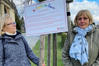 Warum die Farbe der Trauer nicht immer Schwarz sein muss - Ilona Zuk (links) und Silke Hudek vom Ambulanten Hospizdienst in Oelsnitz haben die Ausstellung "Die Farben der Trauer" in den Altkreis Stollberg geholt. Hier stehen sie vor einer der Tafeln zur Farbe Rot. 