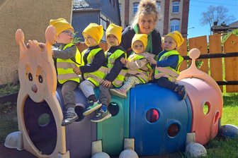 Warum die Farbe Gelb im Erdmannsdorfer „Mäusestübchen“ Ende Mai so wichtig ist - Für den Fototermin haben die Kinder vom Erdmannsdorfer „Mäusestübchen“ die gelben Warnwesten auch auf dem Spielplatz angezogen.