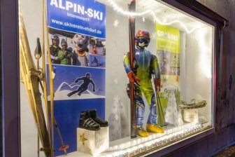 Warum die Fenster in Ehrenfriedersdorf leer stehender Läden des Nachts erstrahlen - In der Bergstadt wird nicht nur im Winter Ski gefahren. Grasski spielt in Ehrenfriedersdorf ebenso eine wichtige Rolle.