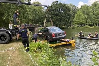 Ein ungewöhnlicher Einsatz für die Feuerwehr - ein Auto wird zu Wasser gelassen.