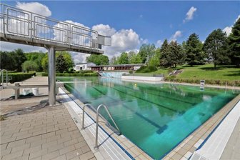 Warum die Freibäder in Glauchau und Waldenburg erst später öffnen - Nachdem die Filteranlage im Waldenburger Freibad repariert werden musste, konnten nun die Becken mit Wasser gefüllt werden.