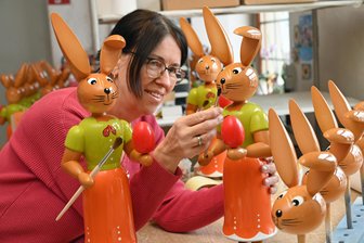 Warum die Gahlenzer Osterhasen ein Knickohr tragen - Knickohren sind das Markenzeichen der Hasen aus dem Unternehmen RuT Gahlenz. Malerin Heike Mattheus komplettiert die Hasendamen mit einem Pinsel.