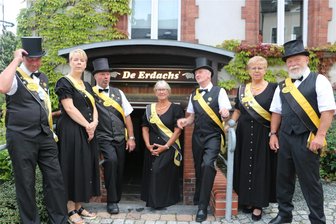 Warum die Gehprobleme mancher Leute nach dem Besuch der Pausaer Erdachsenschmierstube wie weggeblasen sind - Die Erdachsendeckelscharnierschmiernippelkommission vor der Schmierstube in Pausa.