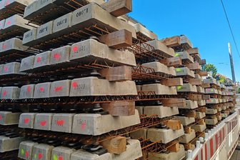Warum die Gleisbauarbeiten in der Zwickauer Bosestraße zwei Wochen später beginnen als geplant - Die Schwellen für die neuen Gleise liegen schon bereit. Doch es kam zu Bauverzögerungen.