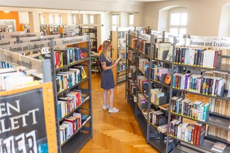 Warum die größte Stadtbibliothek im Erzgebirge bald einen 3-D-Drucker bekommt - Insgesamt 37.131 Medien – vom Kinderbuch bis zum Computerspiel – können in der Stadtbibliothek Annaberg-Buchholz ausgeliehen werden. Den größten Anteil daran hat mit 34 Prozent bereits jetzt die Kinder- und Jugendliteratur.