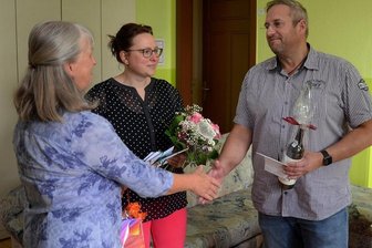 Warum die Grünbacher Grundschule jetzt Klimaschule ist - Energiemanagerin Doris Wildgrube (links) gratuliert Schulsekretärin Anja Luderer und Schulleiter Reimar Seifert zum errungenen Titel. Alle drei haben ihren Teil zum Gelingen des Projekts beigetragen.
