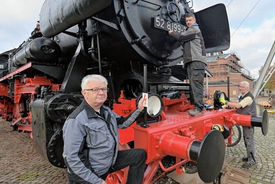 Warum die Haustechniker des Oelsnitzer Bergbaumuseums eine "Feuerwehr für alles" sind - Eine der großen Herausforderung für die Haustechniker Joachim Eibig, Heiko Vieweger und Andreas Quitschau (von links) war die jetzt abgeschlossene Sanierung der Dampflokomotive 528199. 